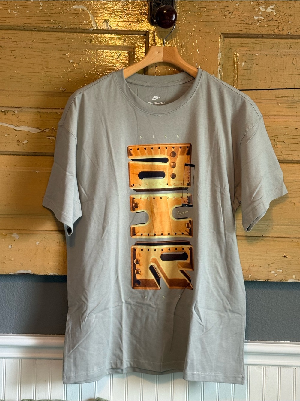Nike Men's Light Gray Tee with Metallic Gold Graphic